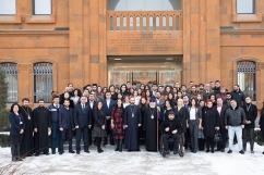 Его Святейшество Верховный Патриарх и Католикос  Всех Армян Гарегин Второй  на встрече с представителями молодёжи 